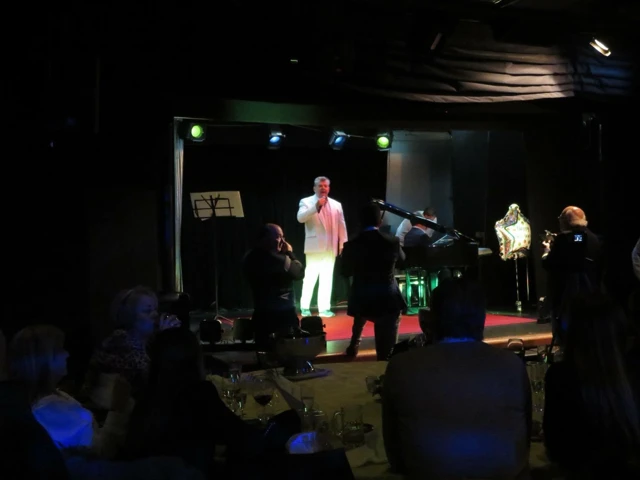 Atuação em palco, com piano e público